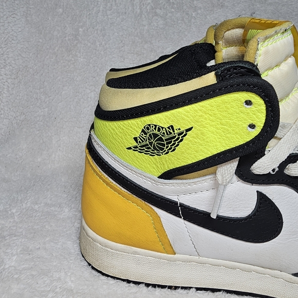 Air Jordan 1 Retro High OG “Volt Gold” size 7Y - Picture 6 of 11